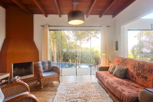 Casa à venda com 500m², 4 quartos, 1 suíte, 4 vagas no bairro Pântano do Sul em Florianópolis