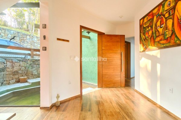 Casa à venda com 500m², 4 quartos, 1 suíte, 4 vagas no bairro Pântano do Sul em Florianópolis