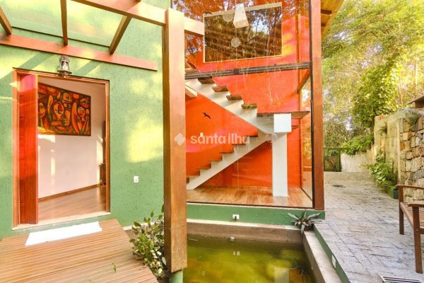 Casa à venda com 500m², 4 quartos, 1 suíte, 4 vagas no bairro Pântano do Sul em Florianópolis
