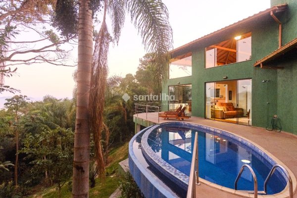 Casa à venda com 500m², 4 quartos, 1 suíte, 4 vagas no bairro Pântano do Sul em Florianópolis
