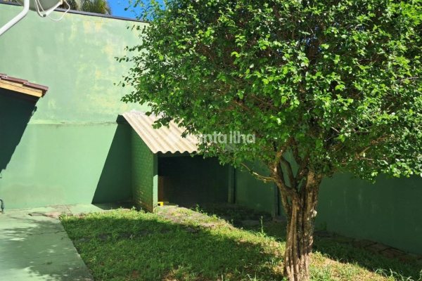 Casa à venda com 195m², 3 quartos, 1 suíte, 3 vagas no bairro Morro das Pedras em Florianópolis