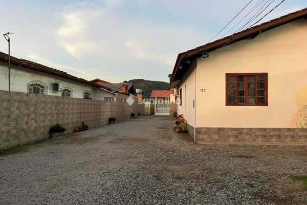 Casa à venda com 226m², 7 quartos, 7 vagas no bairro Campeche Central em Florianópolis