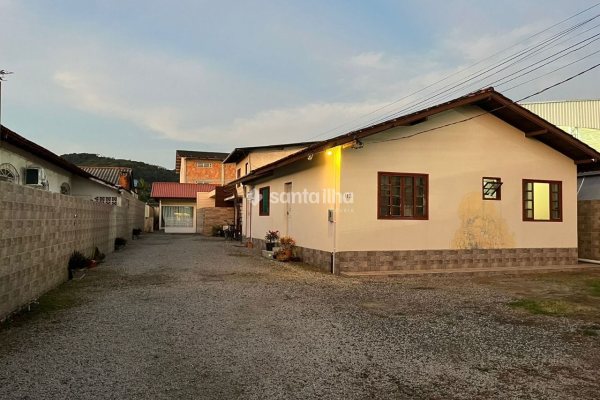 Casa à venda com 226m², 7 quartos, 7 vagas no bairro Campeche Central em Florianópolis