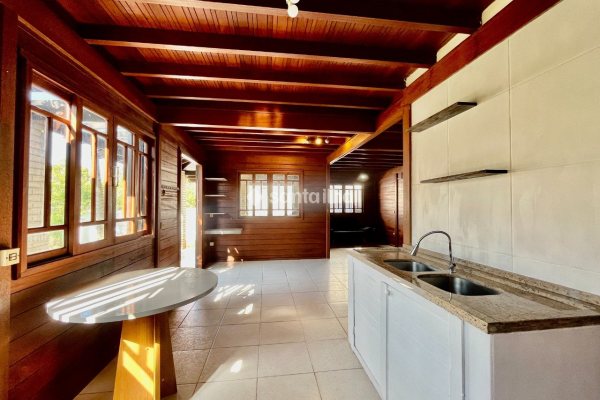 Casa para alugar com 100m², 3 quartos, 1 suíte, 1 vaga no bairro Campeche em Florianópolis