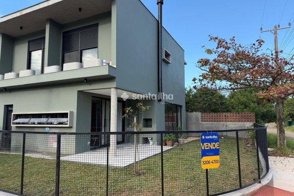 Casa à venda com 148m², 3 quartos, 1 suíte, 2 vagas no bairro Balneário dos Açores em Florianópolis
