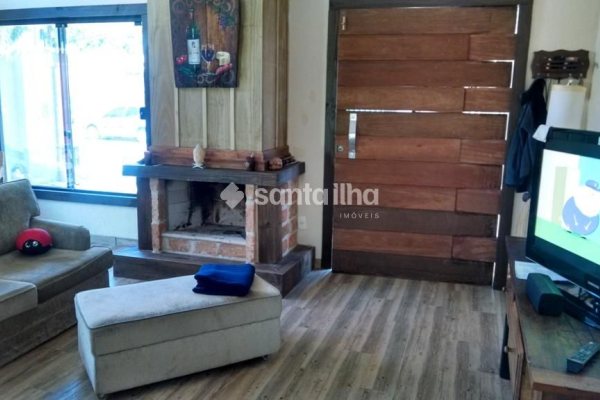 Casa para alugar com 350m², 7 quartos, 3 suítes, 2 vagas no bairro Novo Campeche em Florianópolis