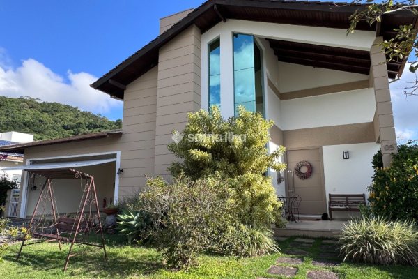 Casa em Condomínio à venda com 340m², 4 quartos, 4 suítes, 2 vagas no bairro Córrego Grande em Florianópolis
