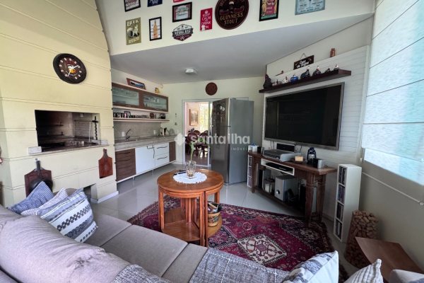 Casa em Condomínio à venda com 340m², 4 quartos, 4 suítes, 2 vagas no bairro Córrego Grande em Florianópolis