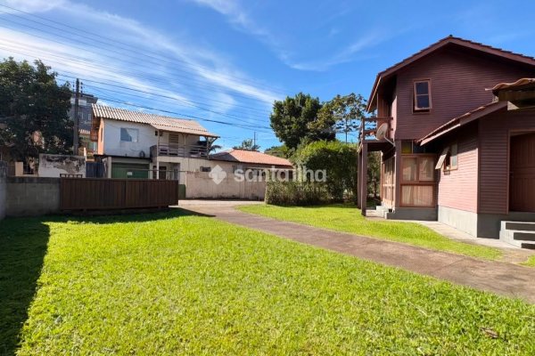 Terreno à venda com 360m² no bairro Porto da Lagoa em Florianópolis