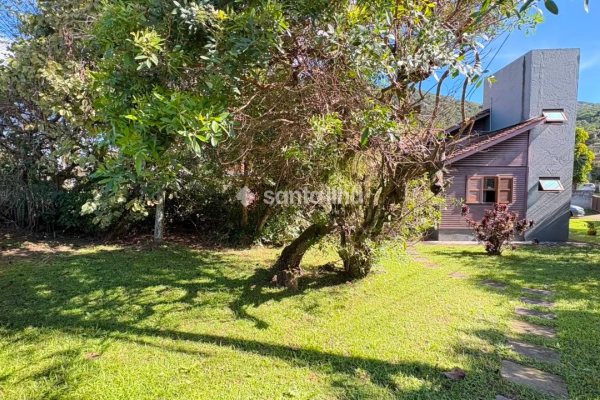 Terreno à venda com 360m² no bairro Porto da Lagoa em Florianópolis