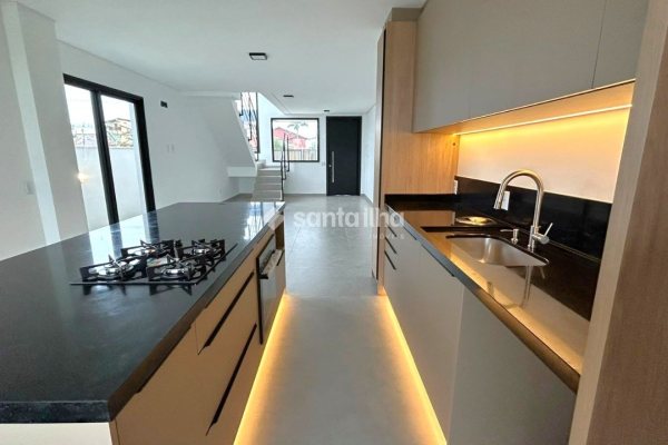 Casa para alugar com 157m², 3 quartos, 1 suíte, 1 vaga no bairro Campeche em Florianópolis