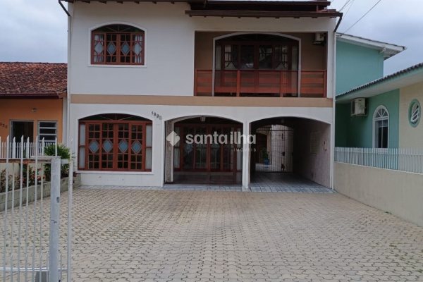 Casa à venda com 334m², 7 quartos, 2 suítes, 1 vaga no bairro Costeira do Pirajubaé em Florianópolis