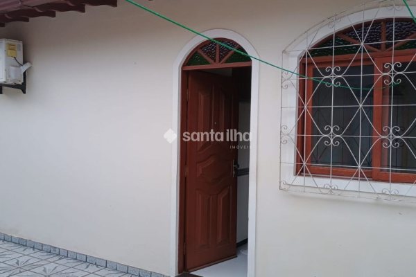 Casa à venda com 334m², 7 quartos, 2 suítes, 1 vaga no bairro Costeira do Pirajubaé em Florianópolis