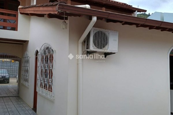 Casa à venda com 334m², 7 quartos, 2 suítes, 1 vaga no bairro Costeira do Pirajubaé em Florianópolis