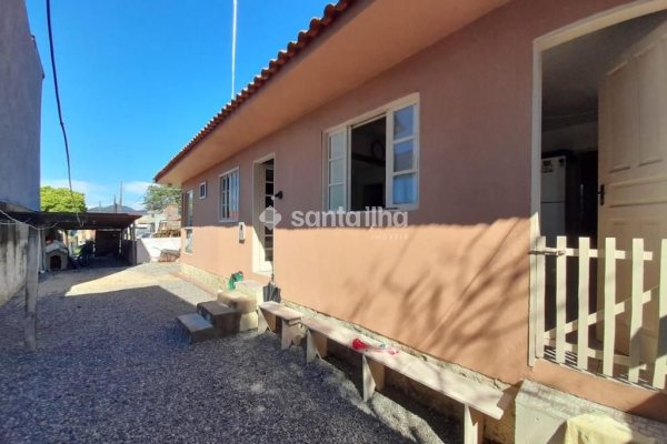 Casa à venda com 100m², 3 quartos, 4 vagas no bairro Campeche em Florianópolis