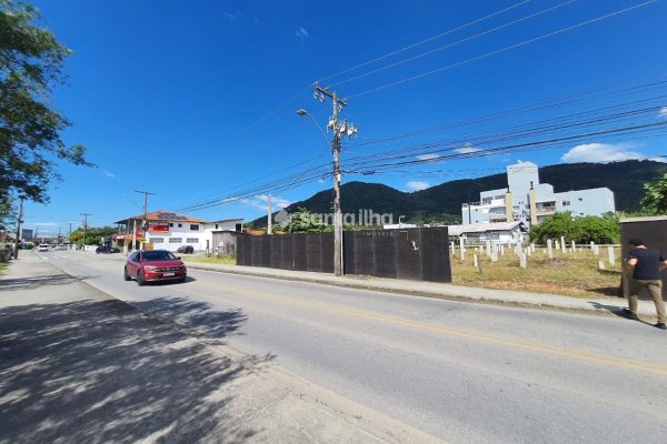 Terreno à venda com 748m² no bairro Ribeirão da Ilha em Florianópolis