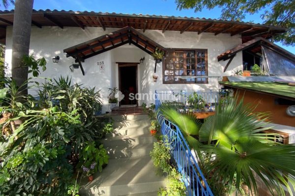 Casa à venda com 300m², 5 quartos, 1 suíte, 5 vagas no bairro Lagoa da Conceição em Florianópolis