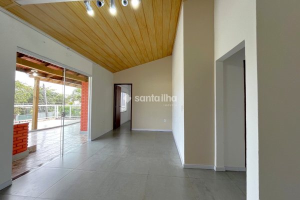 Casa para alugar com 100m², 3 quartos, 2 vagas no bairro Campeche em Florianópolis