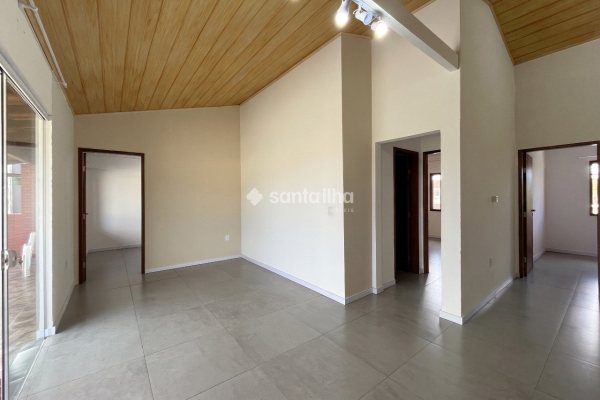 Casa para alugar com 100m², 3 quartos, 2 vagas no bairro Campeche em Florianópolis