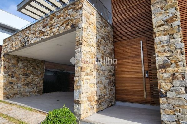 Casa à venda com 365m², 4 quartos, 4 suítes, 4 vagas no bairro Lagoa da Conceição em Florianópolis