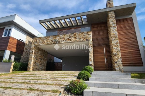 Casa à venda com 365m², 4 quartos, 4 suítes, 4 vagas no bairro Lagoa da Conceição em Florianópolis