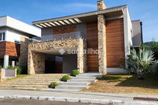 Casa à venda com 365m², 4 quartos, 4 suítes, 4 vagas no bairro Lagoa da Conceição em Florianópolis