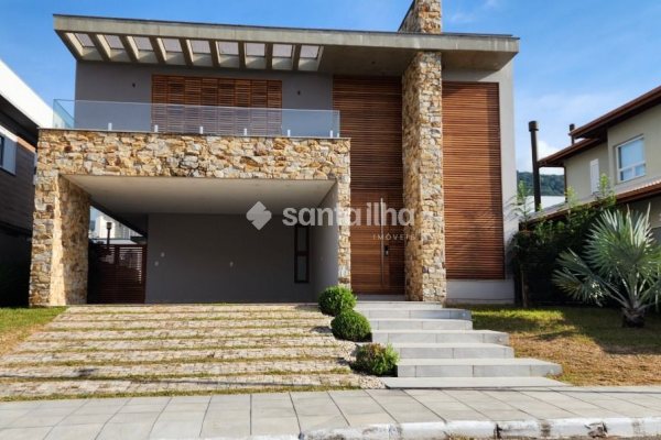 Casa à venda com 365m², 4 quartos, 4 suítes, 4 vagas no bairro Lagoa da Conceição em Florianópolis