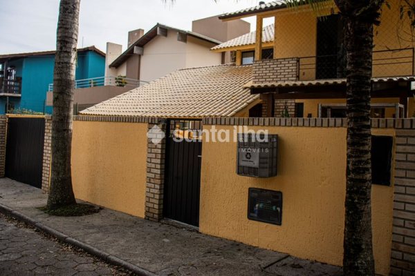 Casa à venda com 189m², 6 quartos, 1 suíte, 4 vagas no bairro Campeche em Florianópolis