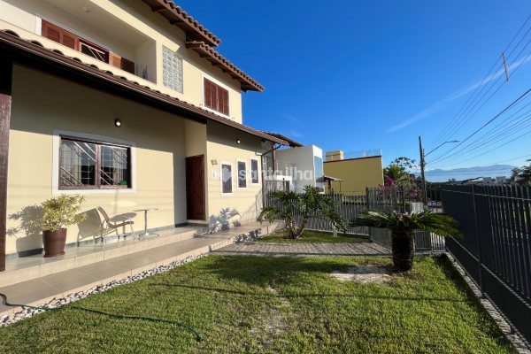 Casa para alugar ou comprar com 250m², 3 quartos, 1 suíte, 3 vagas no bairro Campeche em Florianópolis