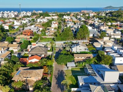 Casa em Condomínio à venda com 281m², 3 quartos, 3 suítes, 6 vagas no bairro Rio Tavares em Florianópolis - Foto 2
