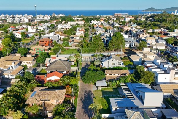 Casa em Condomínio à venda com 281m², 3 quartos, 3 suítes, 6 vagas no bairro Rio Tavares em Florianópolis