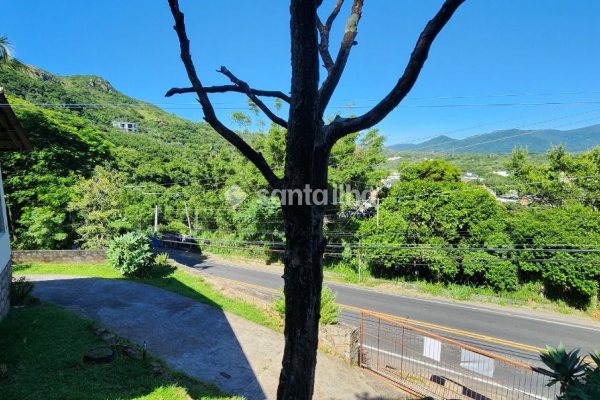 Casa à venda com 98m², 3 quartos, 1 vaga no bairro Barra da Lagoa em Florianópolis