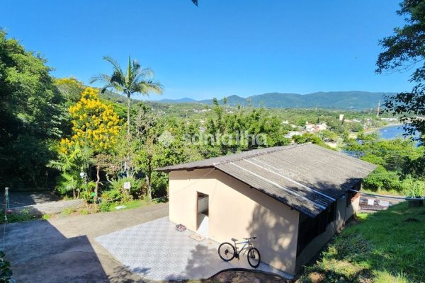 Casa à venda com 98m², 3 quartos, 1 vaga no bairro Barra da Lagoa em Florianópolis