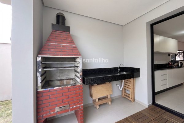 Casa para alugar com 201m², 3 quartos, 1 suíte, 2 vagas no bairro Campeche em Florianópolis