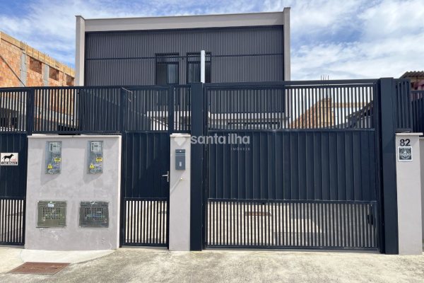 Casa para alugar com 201m², 3 quartos, 1 suíte, 2 vagas no bairro Campeche em Florianópolis