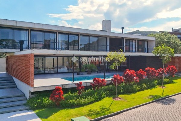 Casa em Condomínio à venda com 648m², 4 quartos, 4 suítes, 4 vagas no bairro Rio Tavares em Florianópolis