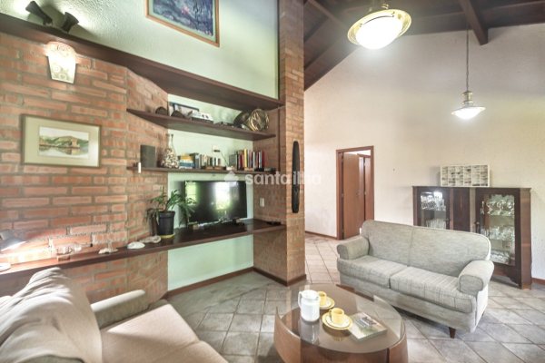 Casa para alugar com 271m², 4 quartos, 1 suíte, 2 vagas no bairro Campeche em Florianópolis