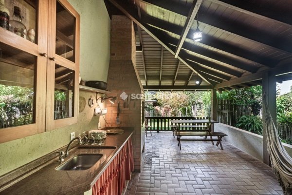 Casa para alugar com 271m², 4 quartos, 1 suíte, 2 vagas no bairro Campeche em Florianópolis