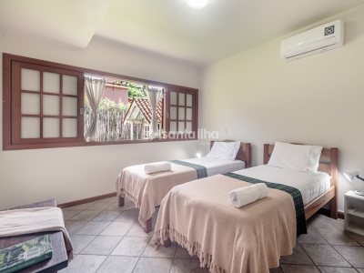Casa para alugar com 271m², 4 quartos, 1 suíte, 2 vagas no bairro Campeche em Florianópolis - Foto 27