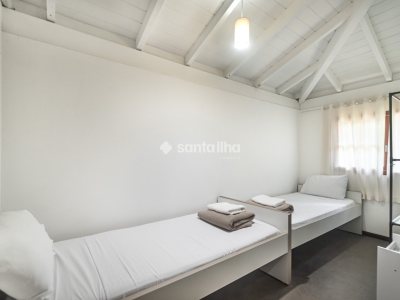 Casa para alugar com 271m², 4 quartos, 1 suíte, 2 vagas no bairro Campeche em Florianópolis - Foto 34