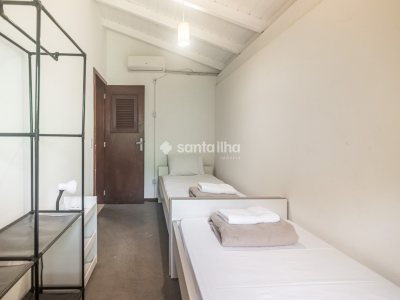Casa para alugar com 271m², 4 quartos, 1 suíte, 2 vagas no bairro Campeche em Florianópolis - Foto 35
