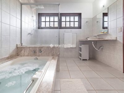 Casa para alugar com 271m², 4 quartos, 1 suíte, 2 vagas no bairro Campeche em Florianópolis - Foto 31