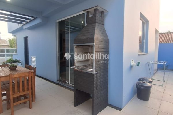 Casa à venda com 135m², 3 quartos, 1 suíte, 2 vagas no bairro Campeche em Florianópolis