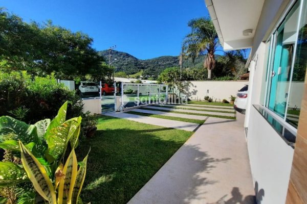Casa à venda com 380m², 5 quartos, 2 suítes, 4 vagas no bairro Ribeirão da Ilha em Florianópolis