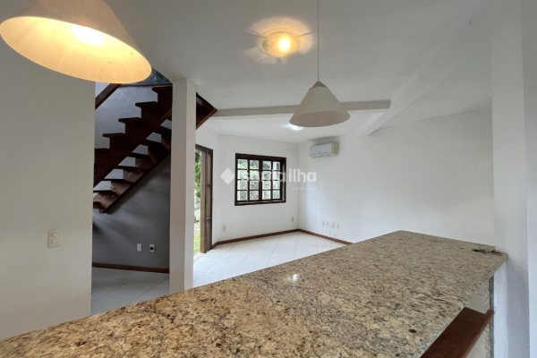 Casa para alugar com 110m², 3 quartos, 1 suíte, 4 vagas no bairro Ribeirão da Ilha em Florianópolis
