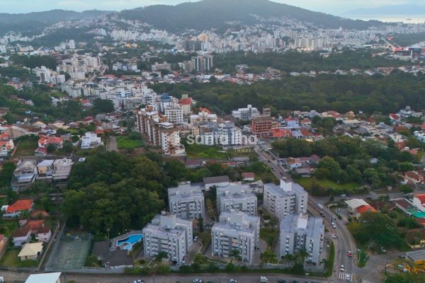 Apartamento à venda com 109m², 4 quartos, 1 suíte, 1 vaga no bairro Córrego Grande em Florianópolis