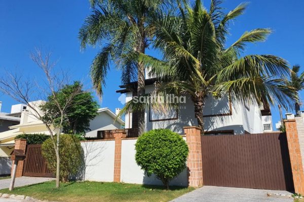 Casa para alugar com 350m², 7 quartos, 3 suítes, 2 vagas no bairro Novo Campeche em Florianópolis