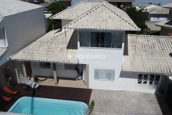 Casa à venda com 121m², 4 quartos, 1 suíte, 2 vagas no bairro Campeche em Florianópolis