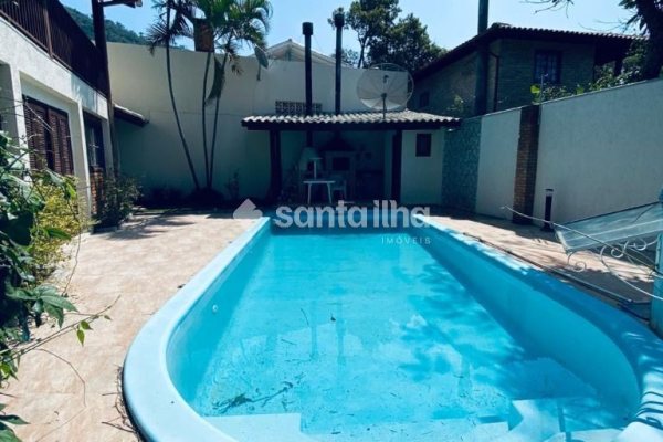 Casa à venda com 200m², 4 quartos, 2 suítes, 1 vaga no bairro Campeche em Florianópolis