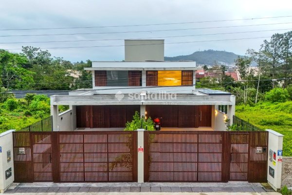 Casa à venda com 236m², 3 quartos, 3 suítes, 4 vagas no bairro Córrego Grande em Florianópolis